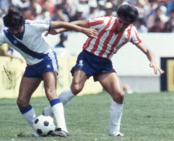 El ‘Maestro’ consiguió cuatro títulos de liga en el balompié mexicano con cuatro equipos distintos, dos de ellos con Chivas y Cruz Azul. Su buen toque de balón y visión de cancha fueron características clave para que Chivas alzara el título de la 1986-87, el noveno título de liga para el Guadalajara.