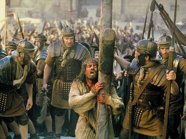 Dirigida por Mel Gibson, recrea la pasión de Jesús de Nazaret de acuerdo a los evangelios canónicos. Así, recorre su historia desde cómo se convierte en un hombre seguido por un gran número de personas hasta su muerte en la cruz y posterior resurrección, todo ello ahondando en su calvario con los azotes, la corona de espinas y el camino con la cruz a hombros. Fue rodada en latín, hebreo y arameo y proyectada en versión original por deseo de Gibson. Se puede ver actualmente en streaming principalmente a través de Netflix y Prime Video.