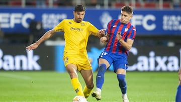 Jugadores de la AD Alcorcón y SD Eibar durante un partido de LaLiga SmartBank.