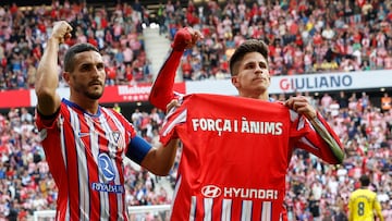 MADRID, 03/11/2024.- El centrocampista del Atlético de Madrid Giuliano Simeone (d) dedica a las víctimas de la dana de Valencia su gol ante Las Palmas durante el partido de Liga disputado este domingo en el Metropolitano. EFE/Chema Moya