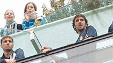 <b>IMPRESIONADOS</b>. Helguera y Raúl salieron a la terraza para ver de cerca los lujosos yates del puerto deportivo de Montecarlo.