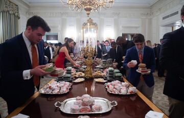 Debido al cierre parcial del gobierno estadounidense, que ha dejado sin chefs a la Casa Blanca, Donald Trump ha recibido con comida rápida al equipo campeón de Fútbol Americano Universitario Clemson Tigers.
