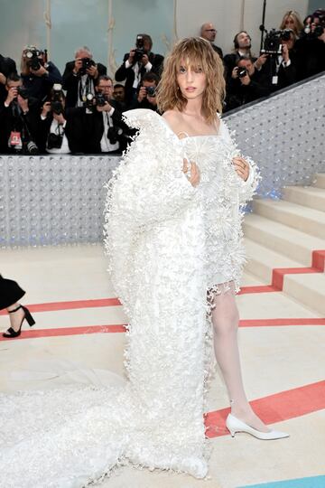 Maya Hawke con un vestido y abrigo de Prada.