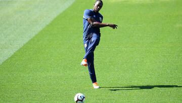 SYD110. GOSFORD (AUSTRALIA), 21/08/2018.- El ocho veces medallista de oro por atletismo en las olimpiadas Usain Bolt participa en un entrenamiento con el equipo australiano Central Coast Mariners hoy, martes 21 de agosto de 2018, en el estadio Central Coast en Gosford (Australia). Bold realiza un periodo de prueba en el club, con la esperanza de conseguir un contrato para jugar en la temporada 2018/2019 de la Liga A australiana. EFE/DAN HIMBRECHTS PROHIBIDO SU USO EN AUSTRALIA Y NUEVA ZELANDA