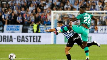 VITORIA, 11/06/2023.- El defensa marroquí del Alavés, Abdel Abqar (i), disputa el balón ante el delantero senegalés del Levante, Mohamed Bouldini , durante el encuentro correspondiente a la ida de la final del play off de acenso a Primera División disputado hoy domingo en el estadio de Mendizorroza, en Vitoria. EFE / David Aguilar.
