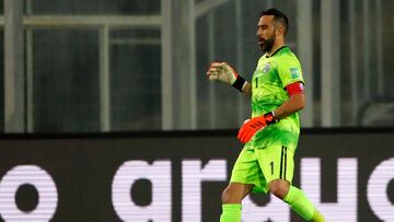 Futbol, Chile vs Brasil.
Eliminatorias para Catar 2022.
El arquero de la seleccion chilena Claudio Bravo es fotografiado durante el partido de clasificacion al mundial de Catar 2022 contra Brasil disputado en el estadio Monumental de Santiago, Chile.
02/09/2021
Andres Pina/Photosport
Football, Chile vs Brazil.
2022 Qatar World cup qualifying match.
Chile's goalkeeper Claudio Bravo is pictured during the 2022 Qatar World cup qualifying match against Brazil held at the Monumental stadium in Santiago, Chile.
02/09/2021
Andres Pina/Photosport