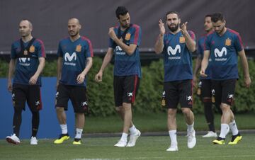 Andrés Iniesta, David Silva, Sergio Busquets, Daniel  Carvajal y Nacho Fernández.