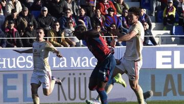 Víctor Parada, jugador del Mirandés, fue expulsado en esta acción.