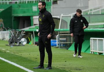 De pie y sin el pinganillo habitual para sus comunicaciones con Enric Soriano, así vivirá Pablo Álvarez el partido desde la zona técnica.