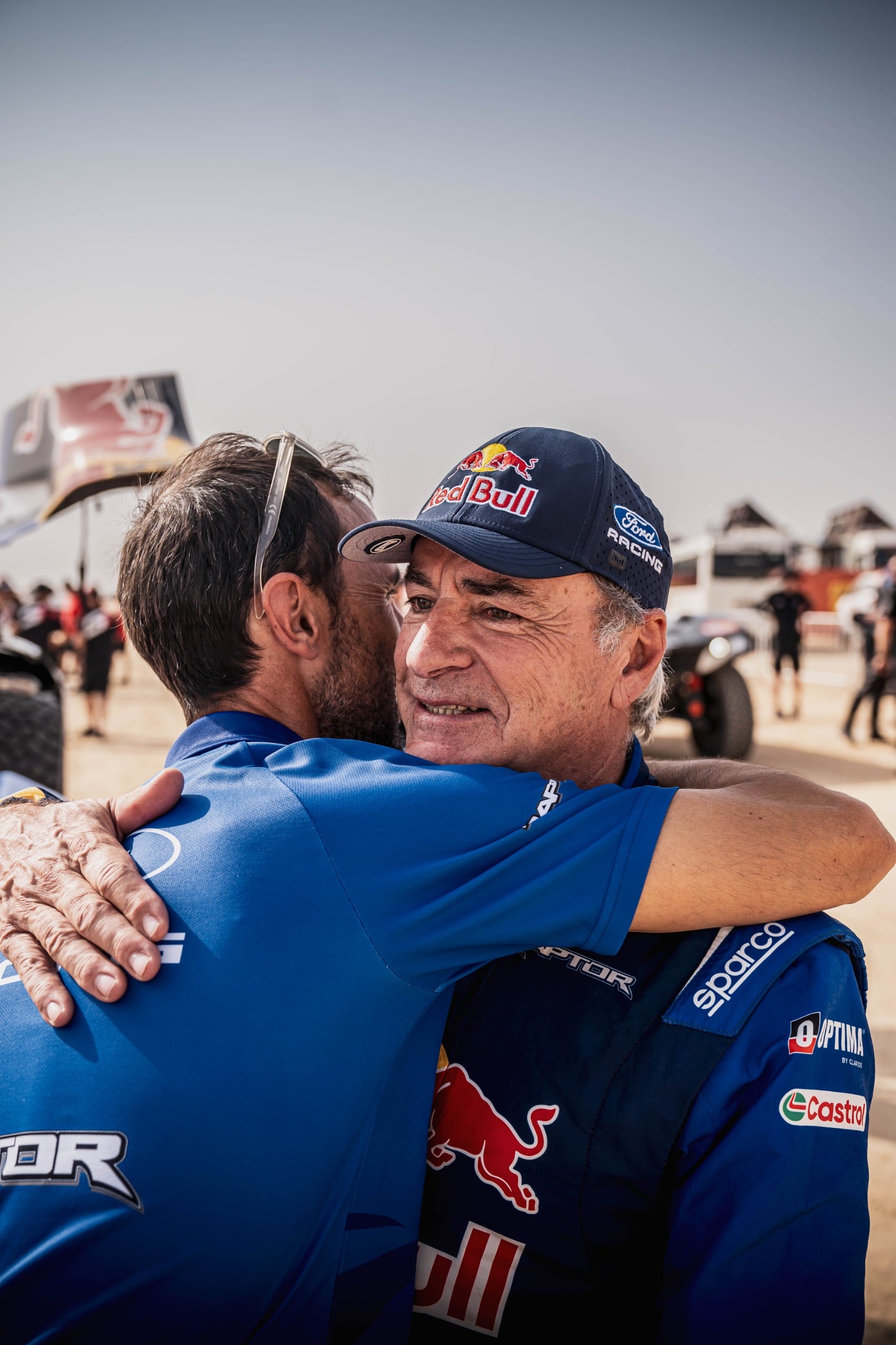 Sainz se abraza con su ingeniero Joan Navarro tras acabar el Dakar 2026.