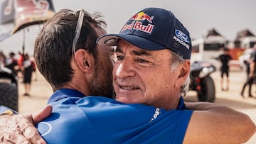Sainz se abraza con su ingeniero Joan Navarro tras acabar el Dakar 2026.