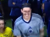 Cássio imita a Agustín Julio: Se escapa al baño en pleno partido