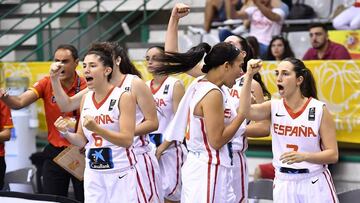 Las jugadoras de la Selección Sub-20 celebran una canasta durante las semifinales contra Rusia.