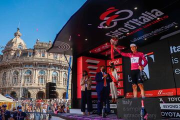 El ciclista francés del equipo Groupama-FDJ, Arnaud Demare, celebrando su maillot de velocista en el podio después de la 12ª etapa de la carrera ciclista Giro d'Italia 2022.