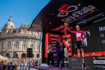 El ciclista francés del equipo Groupama-FDJ, Arnaud Demare, celebrando su maillot de velocista en el podio después de la 12ª etapa de la carrera ciclista Giro d'Italia 2022.