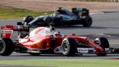 Vettel rodando por delante de Rosberg en los test de Barcelona.