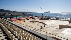 Montaje del skatepark de O Marisqui&ntilde;o 2023 en la playa de Samil, en Vigo (Galicia, Espa&ntilde;a), con el mar y las Islas C&iacute;es de fondo.