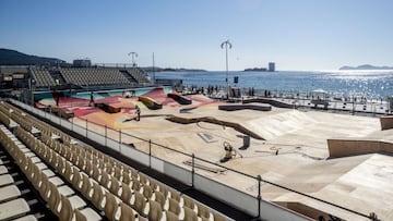 Montaje del skatepark de O Marisqui&ntilde;o 2023 en la playa de Samil, en Vigo (Galicia, Espa&ntilde;a), con el mar y las Islas C&iacute;es de fondo.