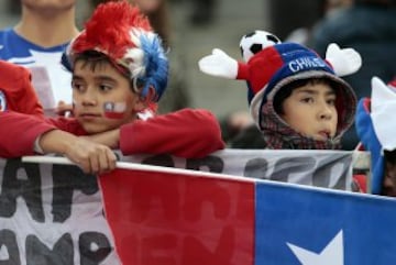 Dos niños apoyan a la selección chilena hoy, jueves 8 de octubre de 2015, antes del partido entre Chile y Brasil en el Estadio Nacional de Santiago de Chile, por la primera fecha de las eliminatorias suramericanas al Mundial Rusia 2018.