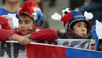 Dos niños apoyan a la selección chilena hoy, jueves 8 de octubre de 2015, antes del partido entre Chile y Brasil en el Estadio Nacional de Santiago de Chile, por la primera fecha de las eliminatorias suramericanas al Mundial Rusia 2018.