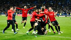 El Mallorca volverá a jugar una final de Copa veintiún años después. Darder marcó el penalti definitivo para los baleares y sus compañeros celebran el ansiado pase a la final.