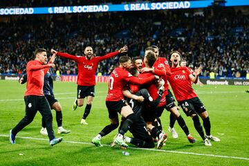 El Mallorca volverá a jugar una final de Copa veintiún años después. Darder marcó el penalti definitivo para los baleares y sus compañeros celebran el ansiado pase a la final.