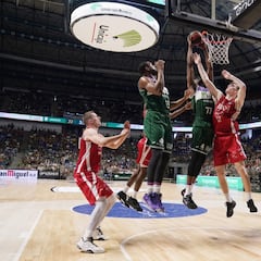 El Unicaja, imparable, gana por inercia a un batallador Manresa