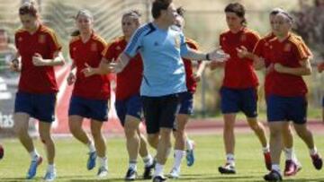 Las jugadoras de la Selecci&oacute;n, con Javier, su preparador f&iacute;sico al frente, realizan un calentamiento en la Ciudad del F&uacute;tbol de Las Rozas, donde han estado concentradas durante 20 d&iacute;as.