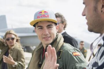 El piloto de Suzuki Maverick Viñales  ha pilotado el avión de combate F-18 de la Base Aérea de Zaragoza, con el que ha pasado del asfalto del circuito de MotorLand, donde competirá el próximo domingo en MotoGP, al cielo de Aragón. Viñales, cuyo nombre, Maverick, se debe al fervor que sentía su padre, Ángel, por el protagonista de la película "Top Gun" que protagonizaba Tom Cruise, y en el que interpretaba el papel de un piloto de combate, ha logrado hoy hacer realidad otra de sus pasiones al subirse a un caza del ejército español.