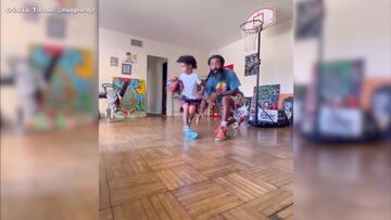 Niño juega como estrella de la NBA ante su padre