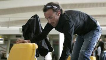 <b>HIZO LA MALETA. </b>Iban Mayo espera en un aeropuerto la pasada temporada. Ahora deberá hacerlo hasta 2009 si quiere correr otra vez.