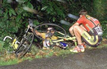 El líder de la Vuelta Ciclista a España, Abraham Olano (izda) sufrió una caída en la octava etapa de la Vuelta Ciclista a España de 1999, disputada entre León y el Alto de Angliru (Oviedo). A la derecha, el belga Kurt Van de Wouwer.