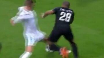 Momento del choque entre Kroos y Mbappé.