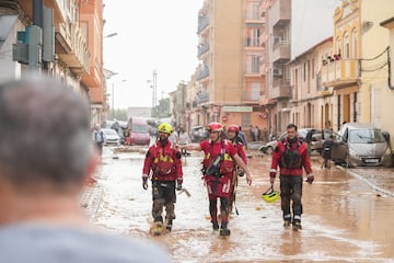 Agentes del equipo de bomberos trabajan en el barrio de la Torre, a 30 de octubre de 2024, en Valencia, Comunidad Valenciana (España). La Comunitat Valenciana ha registrado la gota fría "más adversa" del siglo en la región. La Generalitat ha activado el procedimiento de múltiples víctimas por "prevención de lo que pueda venir", después de que el primer balance apunte a 51 víctimas mortales como consecuencia del temporal. En estos momentos, todavía hay personas esperando a ser rescatadas y puntos sin cobertura de telefonía y sin luz.
30 OCTUBRE 2024;DANA;VALENCIA;VICTIMAS;ESTRAGOS;CLIMAS;CATÁSTROFE;;PIXELADA
Jorge Gil / Europa Press
30/10/2024