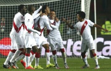 Peru's Andre Carrillo (3rd from R) celebrates with teammates after scoring against Paraguay during their Copa America 2015 third-place soccer match at Estadio Municipal Alcaldesa Ester Roa Rebolledo in Concepcion, Chile, July 3, 2015.   REUTERS/Mariana Bazo 