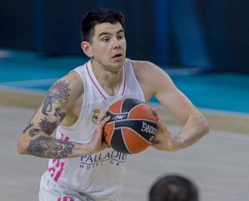 Ser芍 el 14? jugador argentino en debutar en la NBA. El alero sale del Real Madrid justo cuando el club blanco consigue su clasificaci車n para los cuartos de final de la Euroliga. Lo hace ahora gracias al lucrativo contrato que le ofrecen los Thunder, que le pagar芍n 3,9 millones de d車lares de aqu赤 al final de la temporada. El alero, un destacado jugador con una gran reputaci車n en Europa, continuar芍 la saga de argentinos que han pasado por la mejor Liga del mundo.