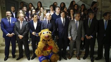 GRA388. MADRID, 01/12/2016.- El secretario de Estado para el Deportes, Jos&eacute; Ram&oacute;n Lete (4d), posa con directivos y con las jugadoras durante la presentaci&oacute;n de la selecci&oacute;n femenina de balonmano, hoy en la sede del Centro Superior de Deportes (CSD), antes de partir a Suecia para disputar el Campeonato de Europa del 4 al 18 de diciembre. EFE/Paco Campos