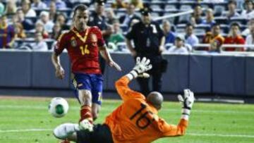 Soldado intenta el remate a puerta.