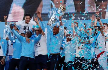 La plantilla del Manchester City en el escenario celebrando el título liguero.
