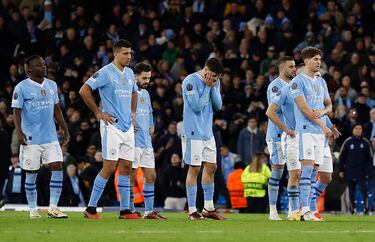 Los jugadores del Manchester City desolados tras ser eliminados en la tanda de penaltis.