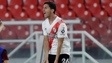 JJPANA8518. BUENOS AIRES (ARGENTINA), 10/12/2020.- Ignacio Fern&aacute;ndez (d) de River reclama hoy, en un partido de los cuartos de final de la Copa Libertadores entre River Plate y Club Nacional en el estadio Libertadores de Am&eacute;rica en Buenos Aires (Argentina). EFE/Juan Ignacio Roncoroni POOL