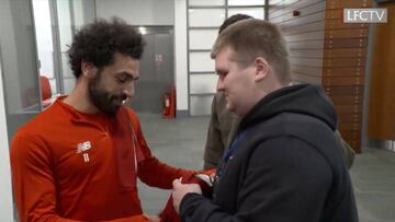 Ha emocionado a Inglaterra: el gesto de Salah con un fan ciego