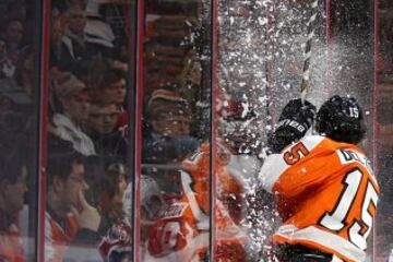 Michael Del Zotto, jugador de los Philadelphia Flyers, no pudo evitar chocar contra las tablas en el partido contra los Montreal Canadiens.