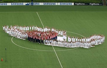 En el torneo de Clausura 2012 la foto se tomó en el centro del campo representando que Guadalajara es el corazón de México