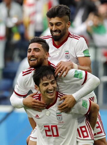 Los jugadores de Irán celebrando el gol 0-1 de Aziz Bouhaddouz en propia puerta 