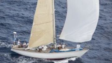 El 'Caima navega en Mahón durante la Copa del Rey