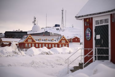 El Ártico se ha convertido en un escenario de competencia entre EE. UU., Rusia y China, y Groenlandia está en el centro de esa disputa. El deshielo abre nuevas rutas marítimas y facilita el acceso a recursos, aumentando la tensión geopolítica.