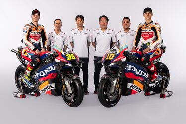 Joan Mir y Luca Marini junto a parte del equipo Repsol Honda.