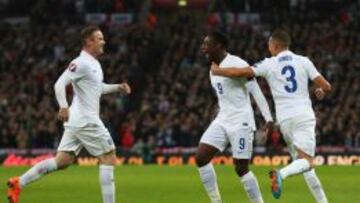 Rooney y Welbeck, felices tras el 3-1.