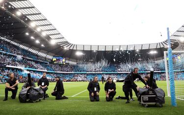 Curiosa imagen de los operarios disparando la pirotecnia dentro del Etihad Stadium.
 